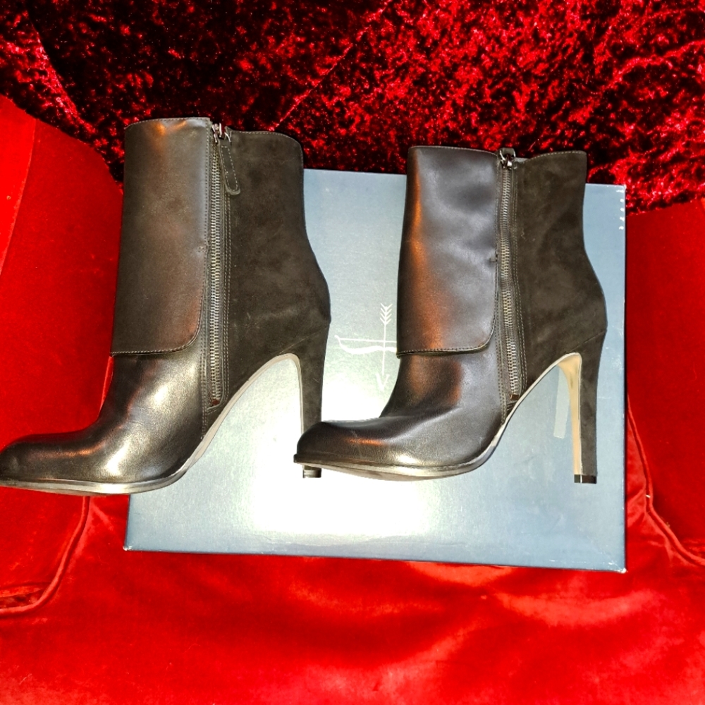 POUR La VICTORIE Black Ankle Boots NWT in Box!